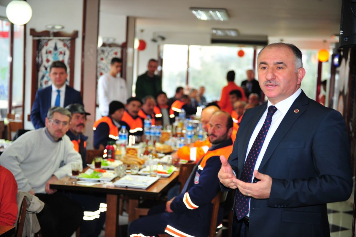 BAŞKAN TEMİZLİK İŞÇİLERİ İLE KAHVALTIDA BİR ARAYA GELDİ 