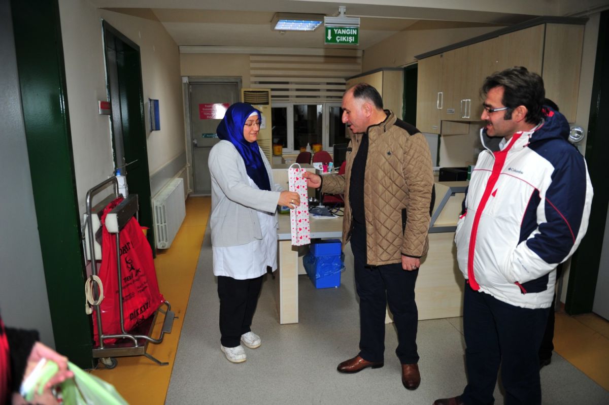 BAŞKAN YILBAŞI GECESİ SAĞLIK ÇALIŞANLARINI ZİYARET ETTİ 