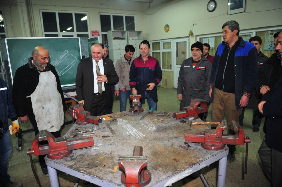 ÇAĞLAYAN MESLEKİ EĞİTİM KURSLARINI ZİYARET ETTİ 