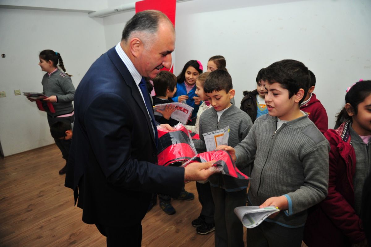 BAŞKAN ÇAĞLAYAN'DAN ÖĞRENCİLERE KARNE HEDİYESİ 