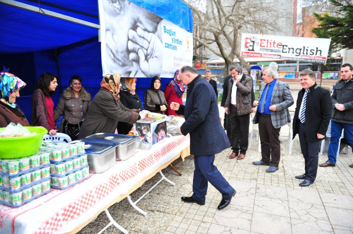 BAŞKAN ÇAĞLAYAN YARDIM KERMESİNİ ZİYARET ETTİ 