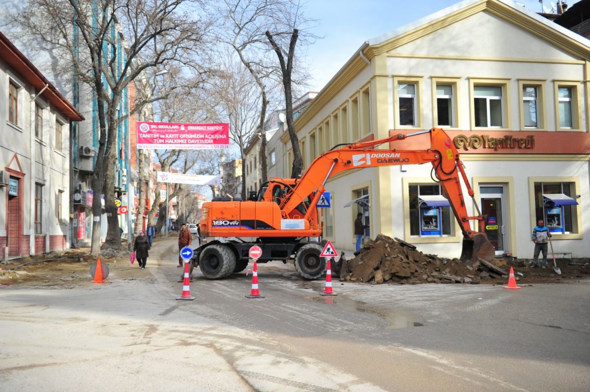 KALDIRIM ÇALIŞMALARI KALDIĞI YERDEN DEVAM EDİYOR 