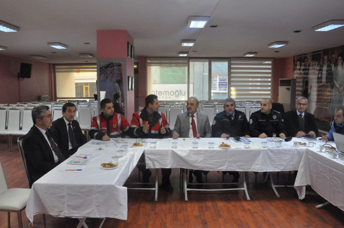 İLÇENİN TRAFİK SORUNLARINI EL ALDILAR 