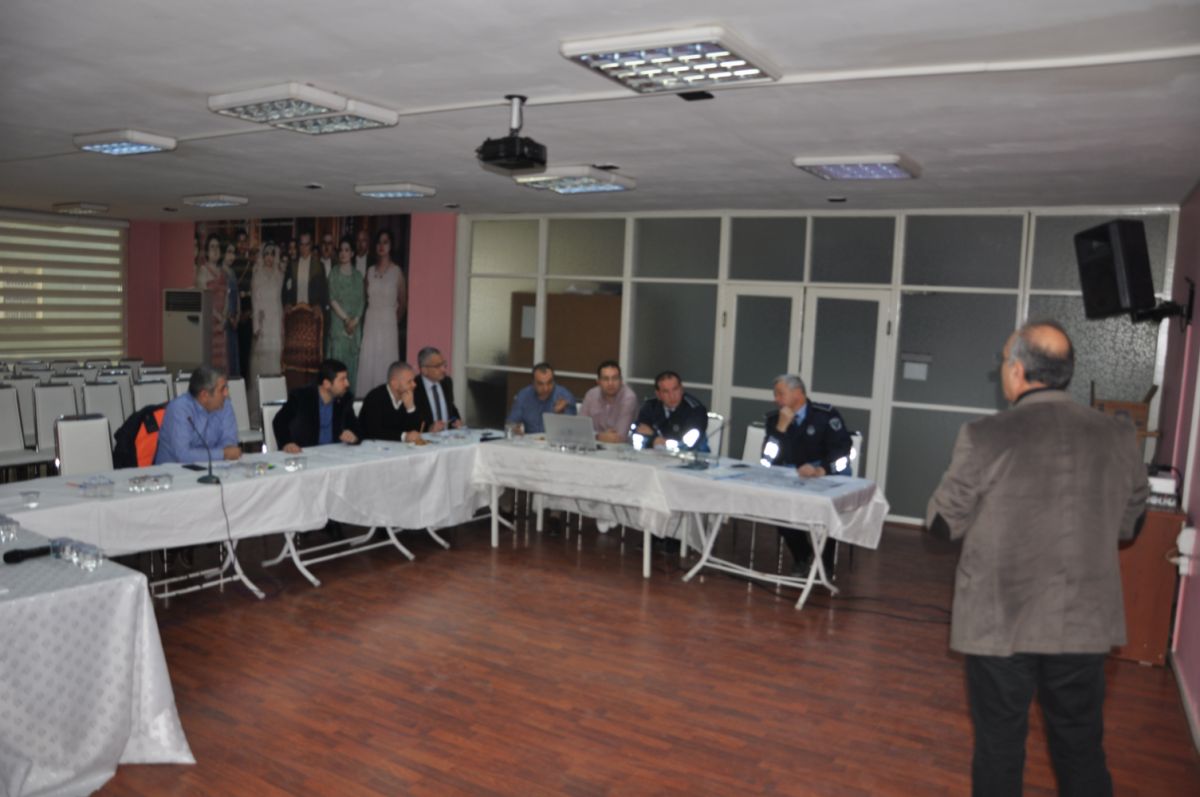 TRAFİK SORUNUNU ELE ALDILAR 