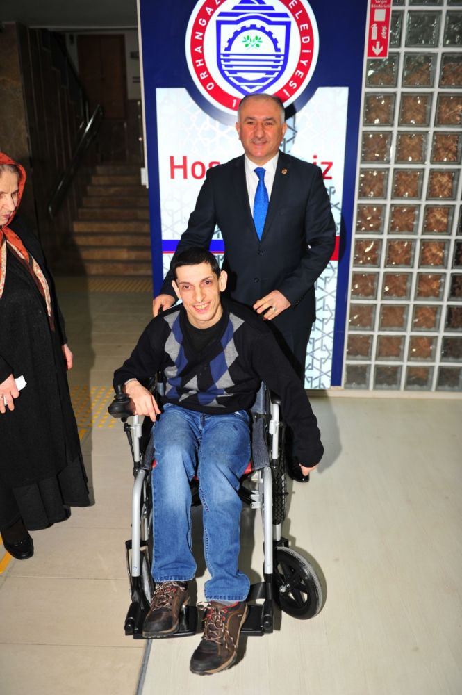 ÇAĞLAYAN'DAN ENGELLİ GENCE AKÜLÜ ARAÇ HEDİYE 