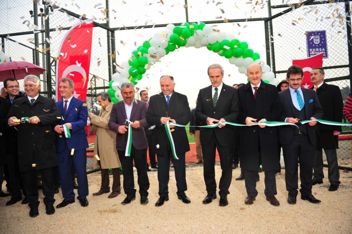 SUNİ ÇİM SAHAYA RENKLİ AÇILIŞ 