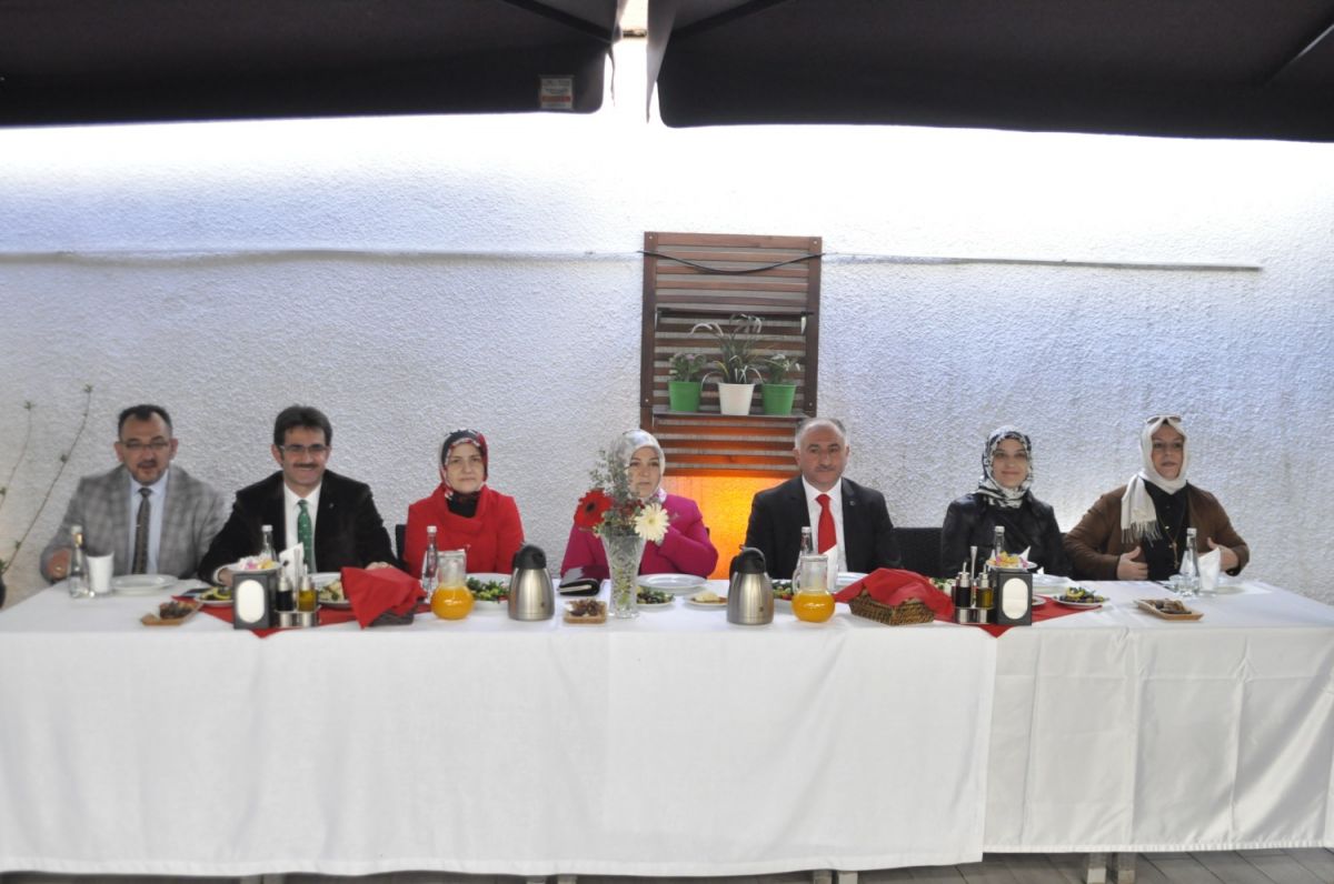 BAŞKAN ÇAĞLAYAN'DAN KADINLAR GÜNÜ KAHVALTISI 