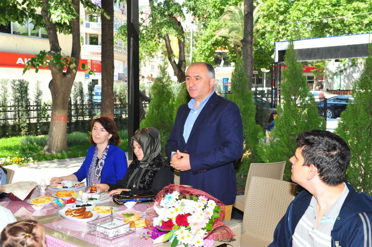 BAŞKAN ÇAĞLAYAN ANNELER GÜNÜNDE ANNELER İLE KAHVALTIDA BULUŞTU 