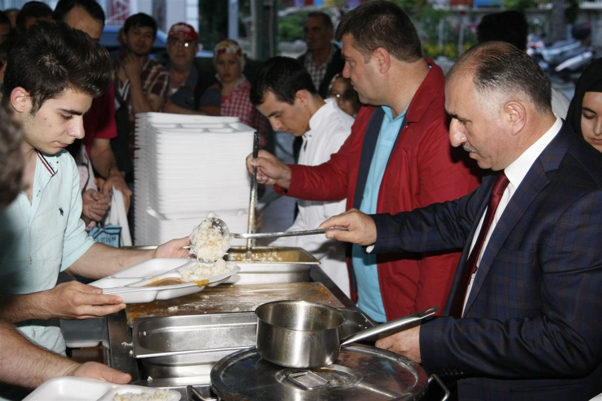 BAŞKAN ÇAĞLAYAN İLK İFTARI İFTAR SOFRASI'NDA VATANDAŞLARLA BİRLİKTE AÇTI 