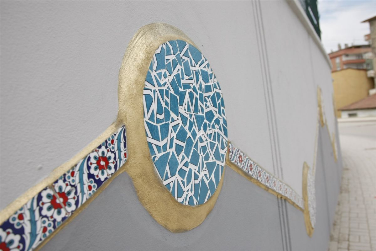 DUVARLAR ÇİNİ İLE SÜSLENİYOR 