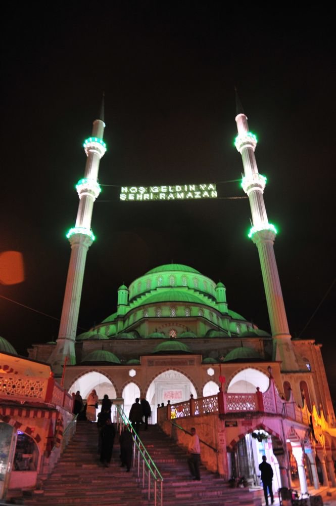 GAZİ ORHANBEY CAMİİNDE HAFIZLARDAN KURAN-I KERİM ZİYAFETİ 