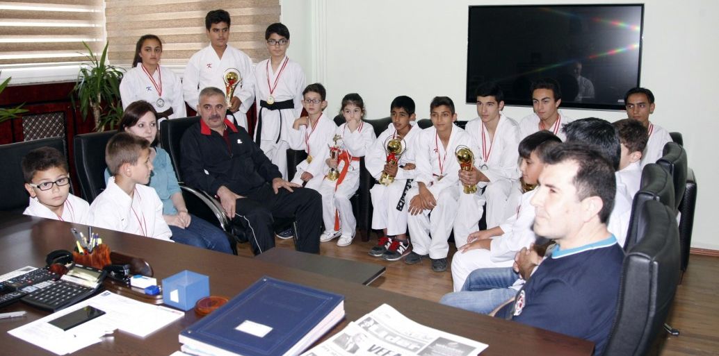 BAŞKAN KARATECİLERİ AĞIRLADI 