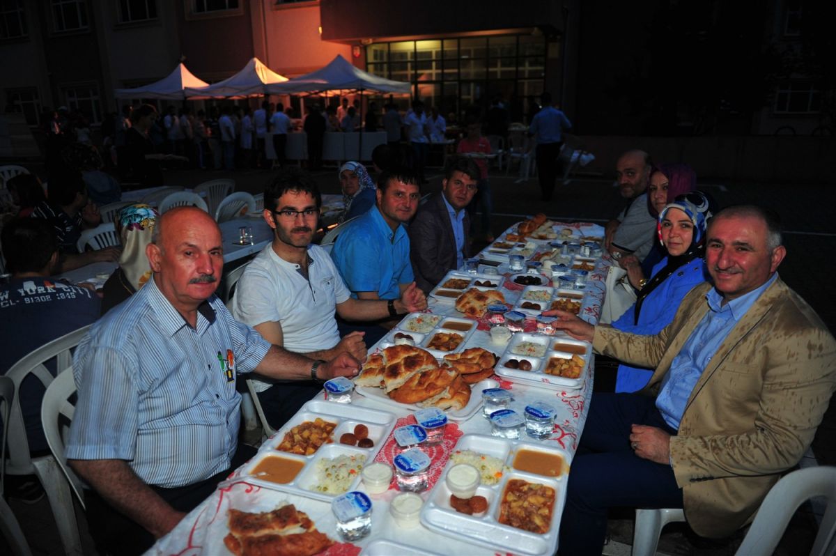 BAŞKAN ÇAĞLAYAN YAĞMUR ALTINDA TOKİ SAKİNLERİ İLE İFTARDA BULUŞTU 