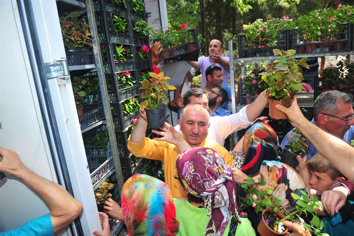 BAŞKAN ÇAĞLAYAN MEZARLIKTA VATANDAŞLARA ÇİÇEK DAĞITTI 