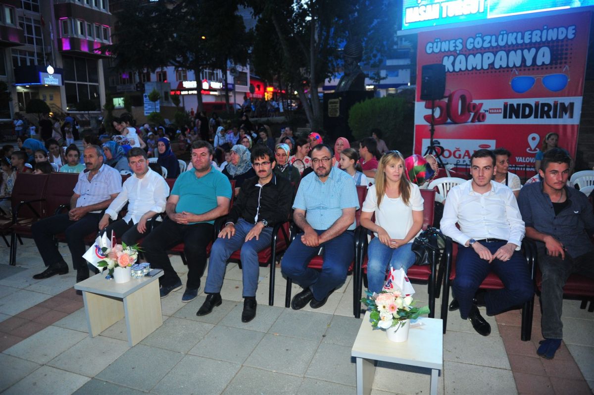 HALKOYUNLARI GÖSTERİSİ BÜYÜLEDİ 