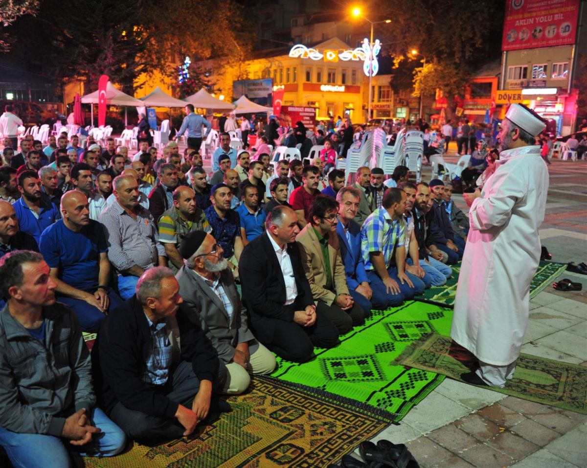 ALANDA BİNLERCE İNSAN NAMAZA DURDU 