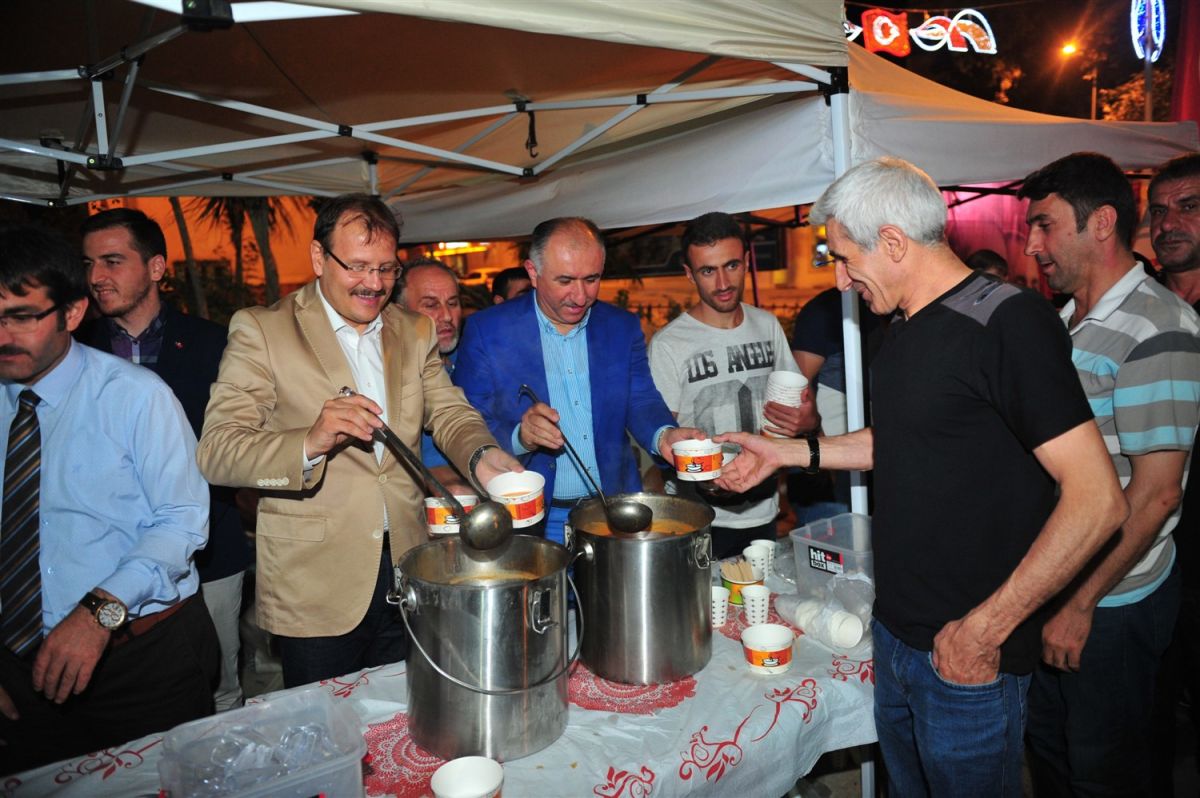 BAŞKAN VE MİLLETVEKİLİNDEN DEMOKRASİ NÖBETÇİLERİNE ÇORBA İKRAMI 