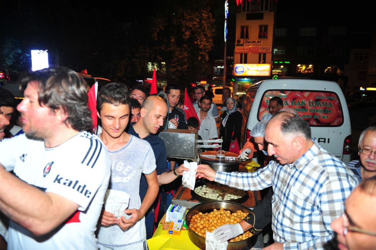 BAŞKAN DEMOKRASİ NÖBETÇİLERİNE LOKMA DAGITTI 