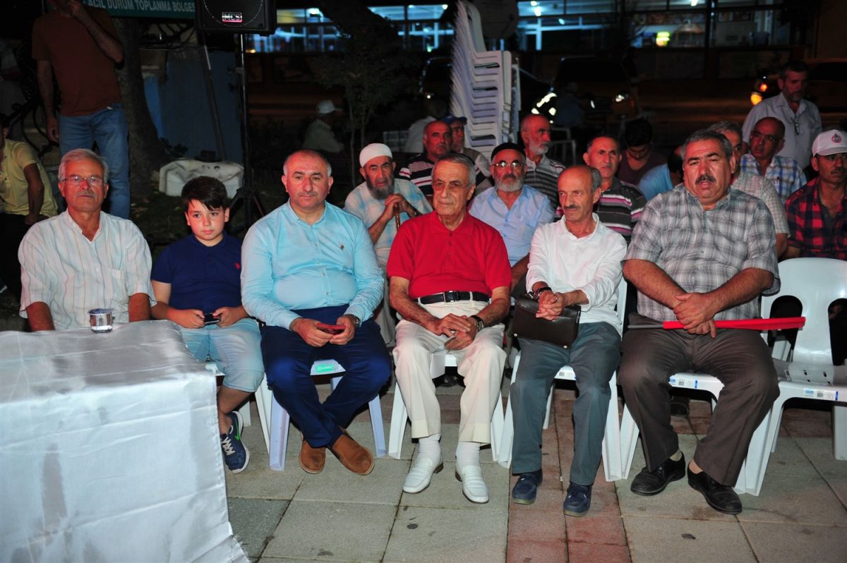 DEMOKRASİ NÖBETİNDE BİNLERCE İNSAN ALANDA KOLKOLA 