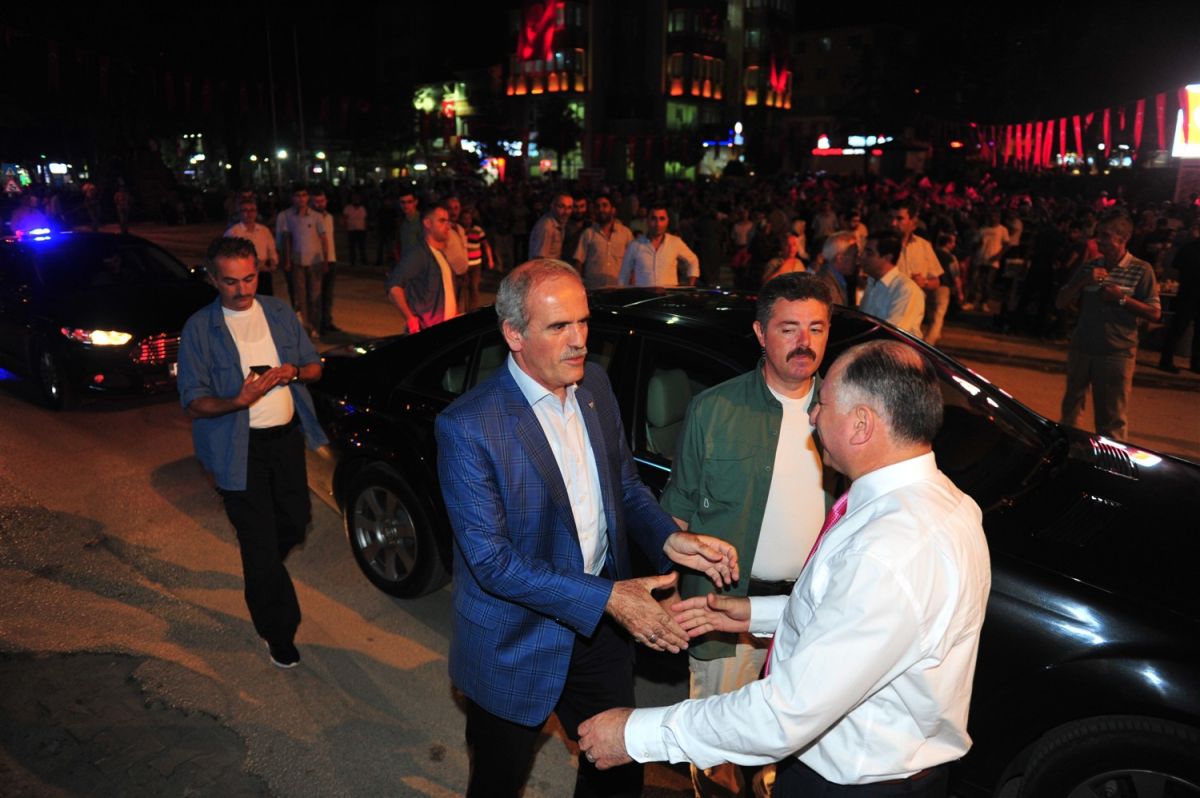 DEMOKRASİ NÖBETİNİN 18.GÜNÜNDE ALANDA BÜYÜK COŞKU, BÜYÜKŞEHİR BELEDİYE BAŞKANI HALKA HİTAP ETTİ 