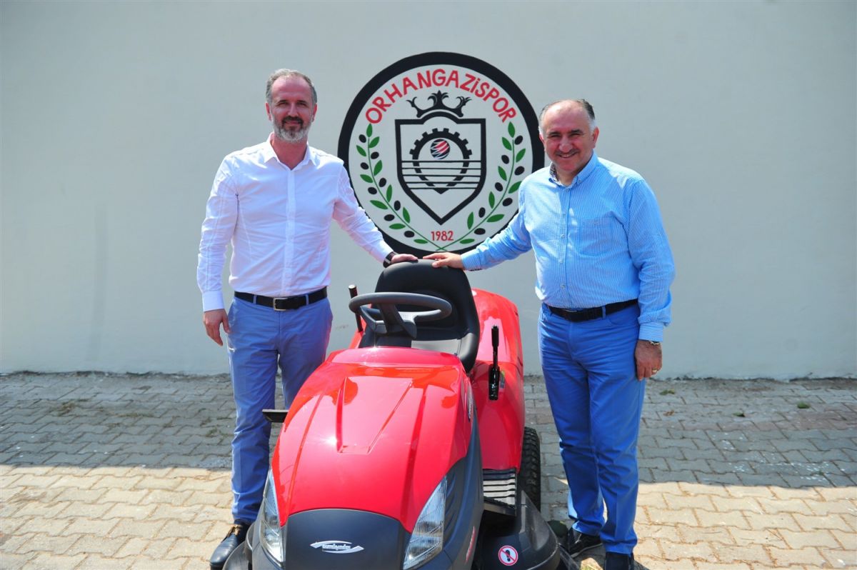 BAŞKAN ÇAĞLAYAN'DAN ORHANGAZİSPOR'A ÇİM BİÇME MAKİNESİ HİBE EDİLDİ 