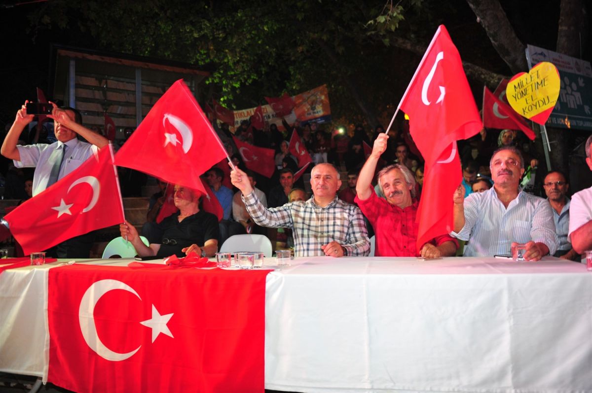 DEMOKRASİ NÖBETİNDE ALAN GELİNCİK TARLASINA DÖNDÜ 