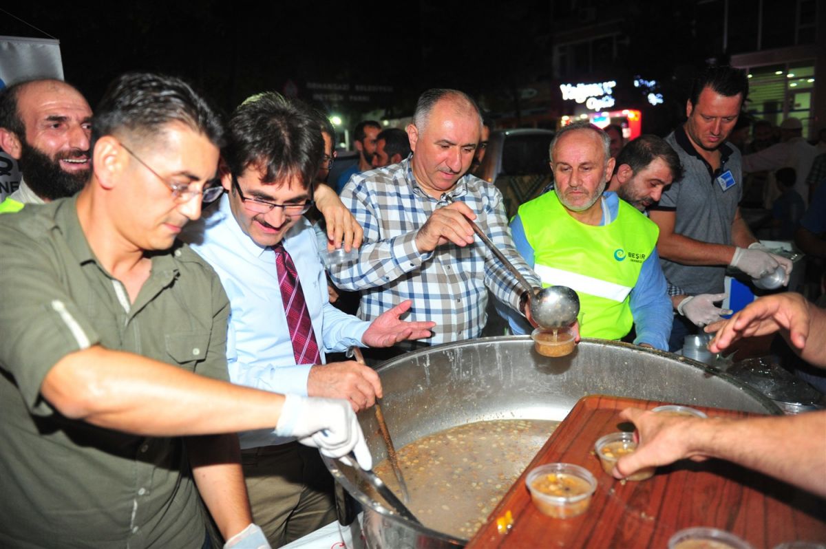 DARBE NÖBETİNDEKİ VATANDAŞLARA AŞURE İKRAM EDİLDİ 