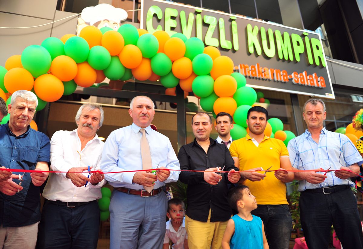 BAŞKAN ÇAĞLAYAN, CEVİZLİ KUMPİR’İN AÇILIŞINI YAPTI 