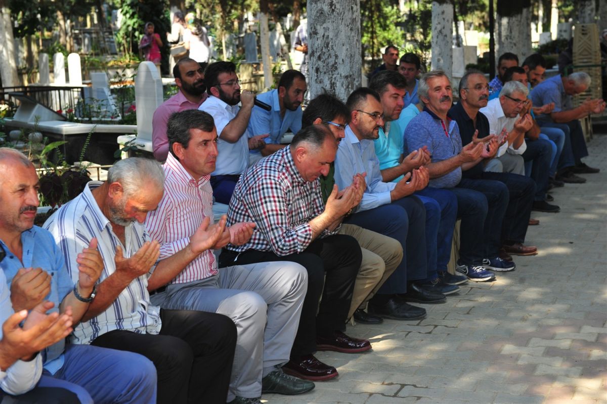 BAYRAM ARİFESİNDE MEZARLIKTA KURAN-I KERİM OKUNDU, VATANDAŞLARA ÇİÇEK DAĞITILDI 