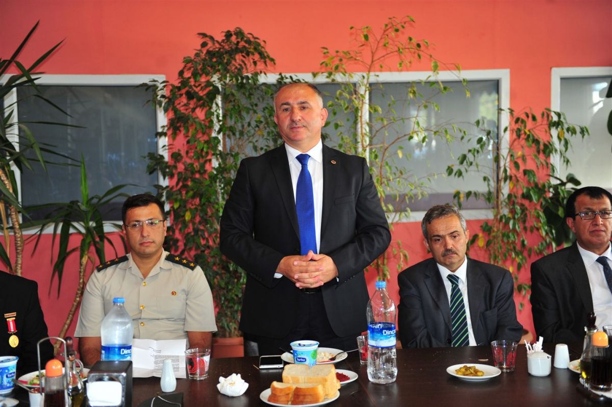 BAŞKAN ÇAĞLAYAN, GAZİLER VE ŞEHİT AİLELERİ İLE YEMEKTE BULUŞTU 