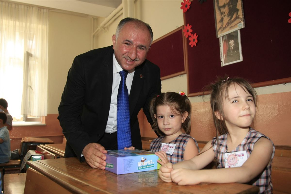BİRİNCİ SINIF ÖĞRENCİLERİNE 1250 ADET EĞİTİM SETİ HEDİYE EDİLDİ 