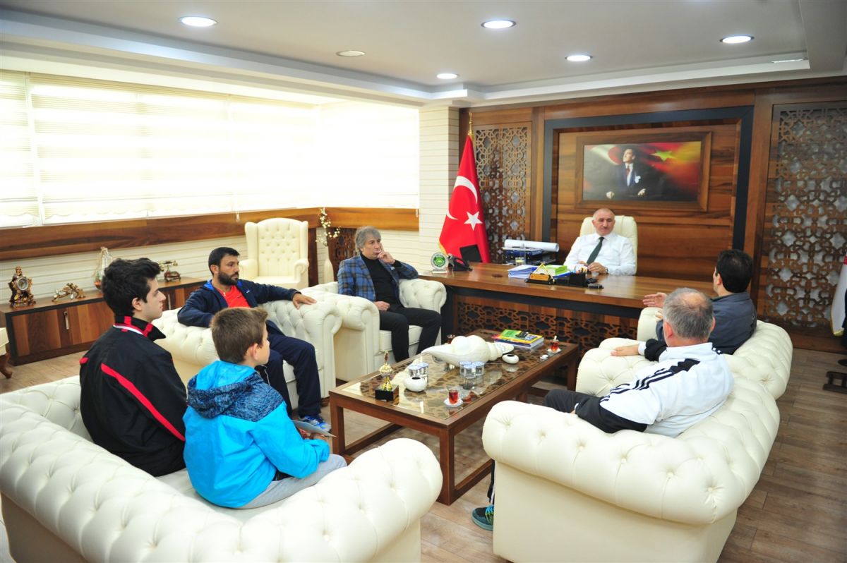 BAŞKAN ŞAMPİYON SPORCULARI AĞIRLADI 