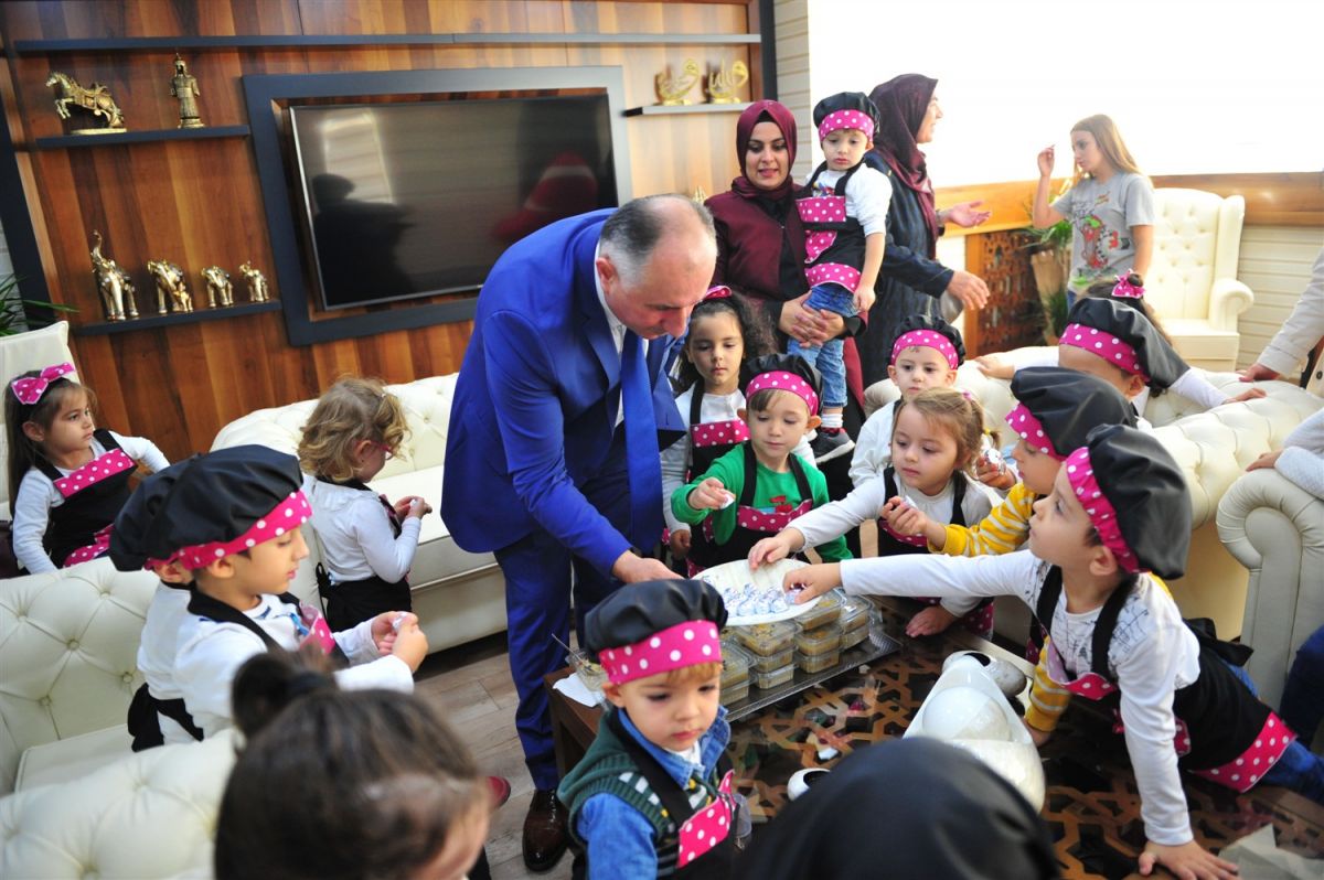 MİNİK ÖĞRENCİLERDEN BAŞKAN ÇAĞLAYAN'A AŞURE SÜRPRİZİ 