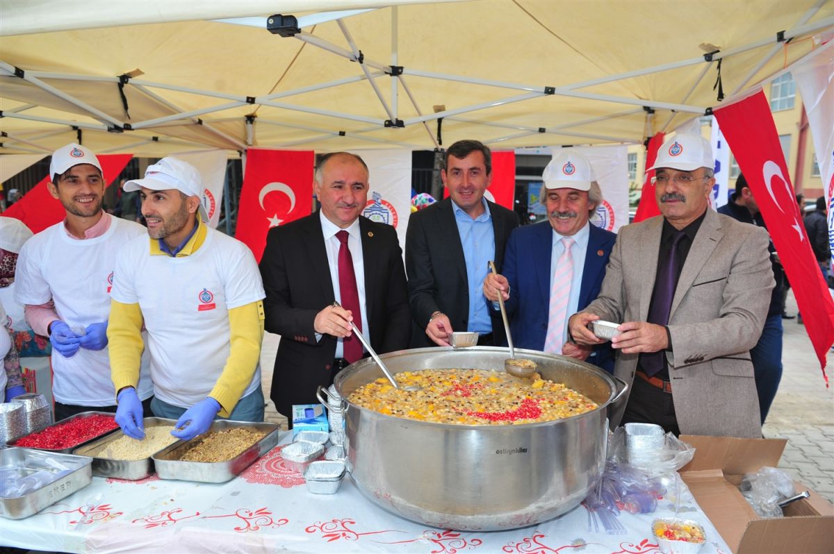 BELEDİYEMİZDEN VATANDAŞLARA AŞURE İKRAMI 