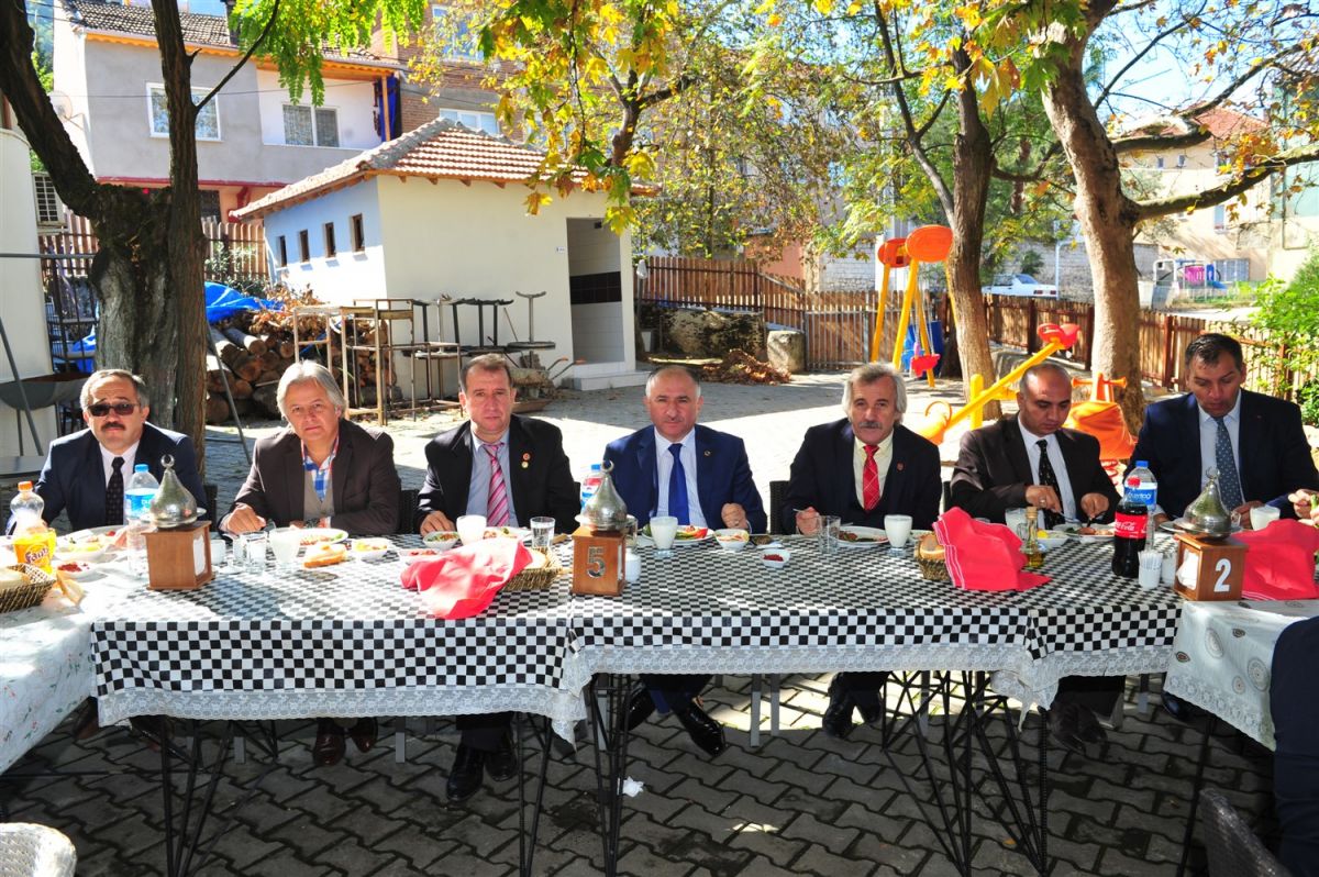 BAŞKAN ÇAĞLAYAN MUHTARLARLA YEMEKTE BULUŞTU 