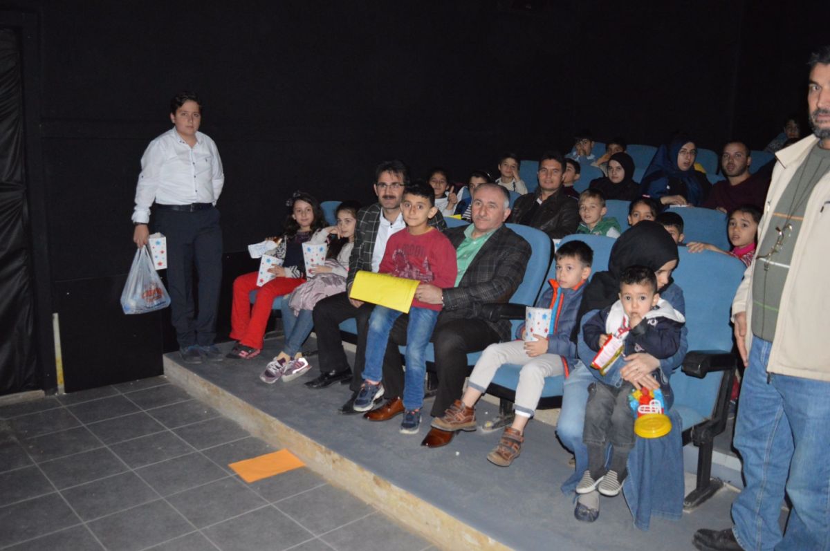 BAŞKAN ÇAĞLAYAN ÇOCUKLARLA SİNEMA KEYFİ YAŞADI 