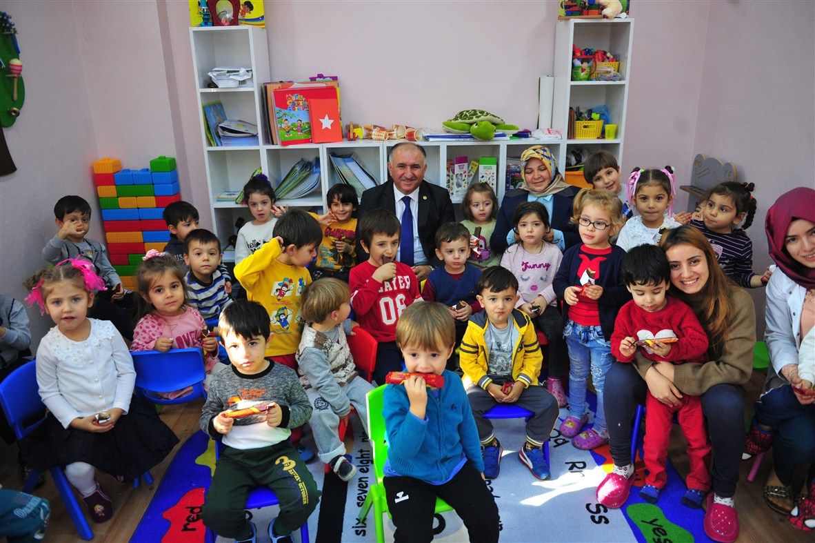 BAŞKAN ÇAĞLAYAN, ANA OKULU ÖĞRENCİLERİNE HİKAYE OKUDU, DERS VERDİ 