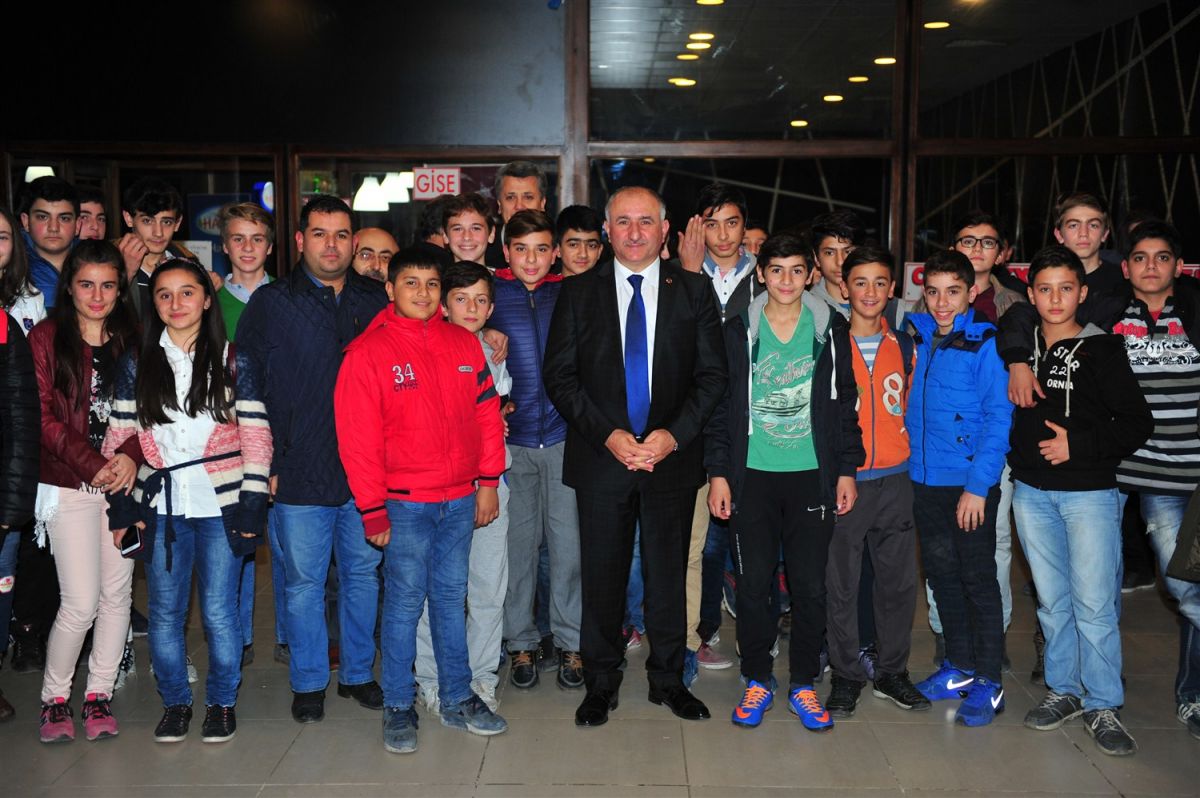 BAŞKAN ÇAĞLAYAN TEOG ÖNCESİ ÇOCUKLARIN SİNEMA KEYFİNE ORTAK OLDU 