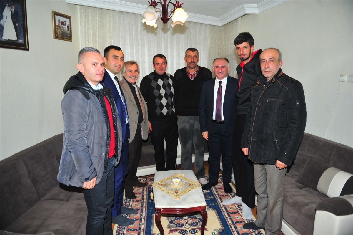 BAŞKAN ÇAĞLAYAN YARALI GAZİ'Yİ EVİNDE ZİYARET ETTİ 