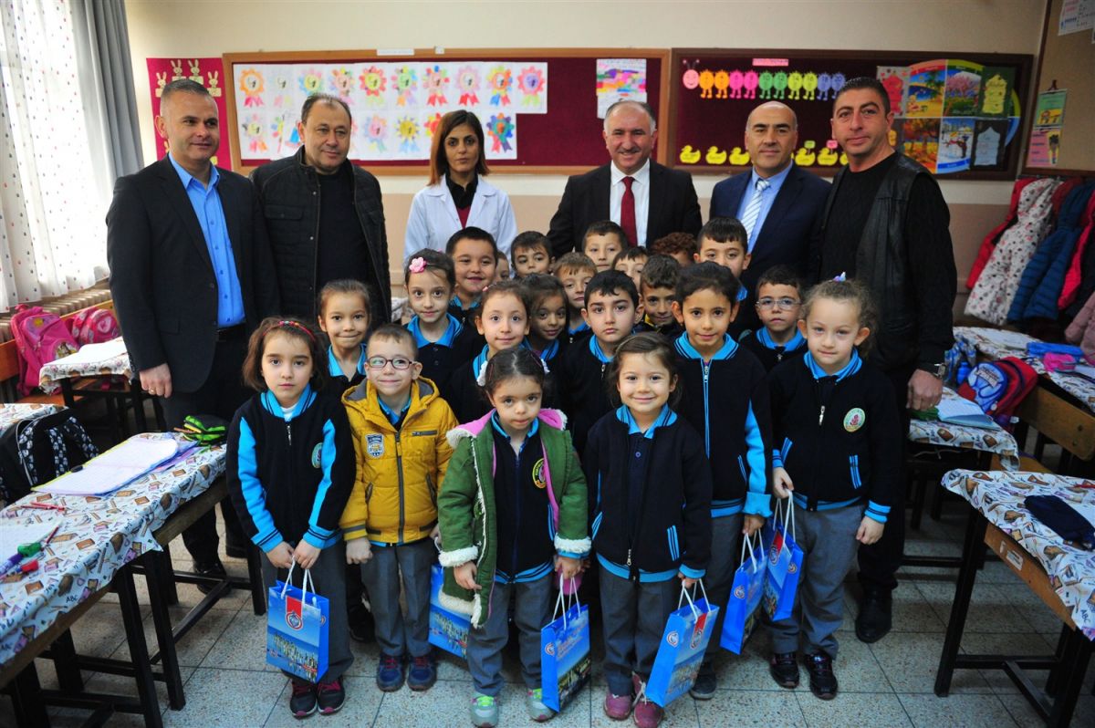 BAŞKAN ÇAĞLAYAN'DAN MİNİKLERE DİŞ MACUNU VE DİŞ FIRÇASI HEDİYE 