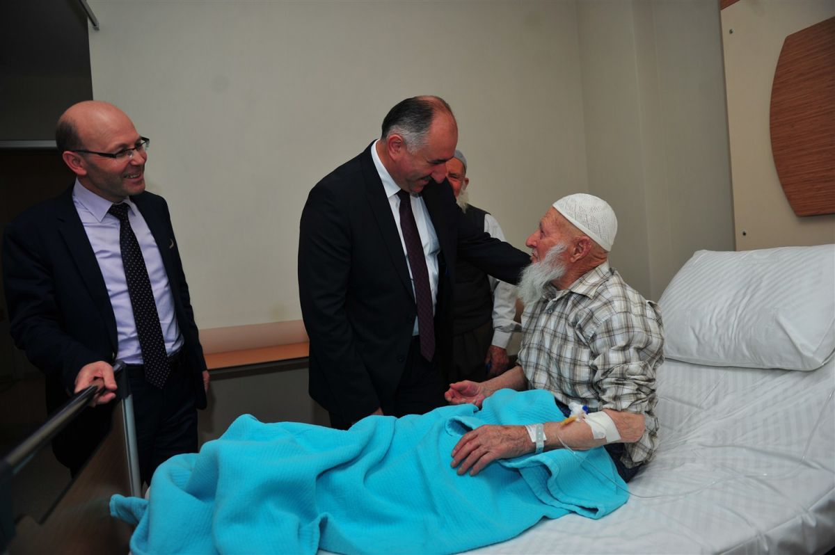 BAŞKAN ÇAĞLAYAN HASTANEDE SERVİSLERDEKİ HASTALARI ZİYARET ETTİ 