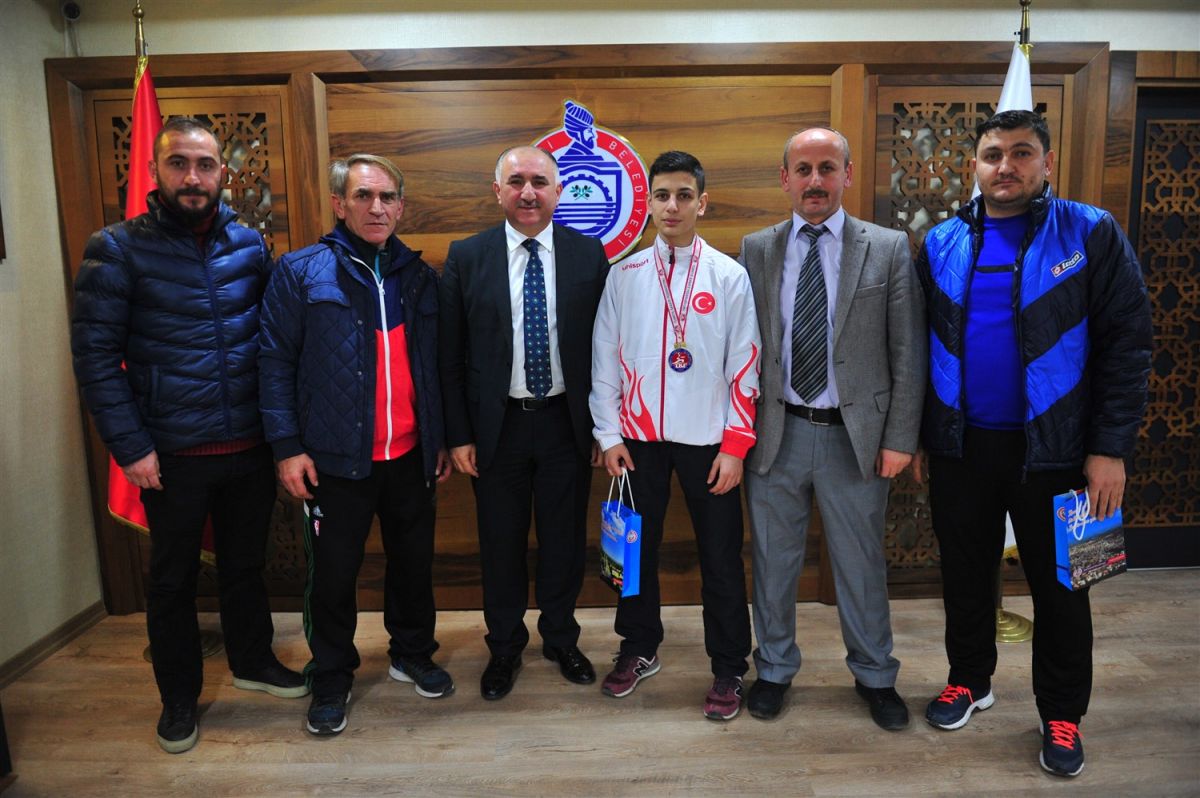 BAŞKAN ÇAĞLAYAN ŞAMPİYON SPORCUYU AĞIRLADI 