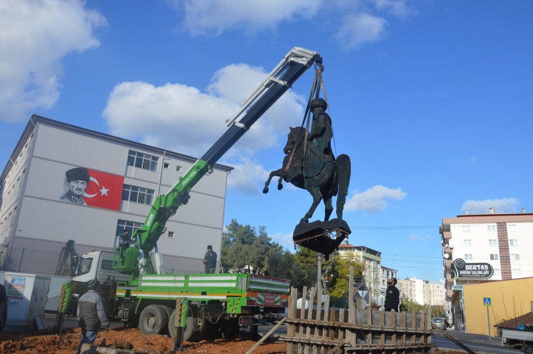 ORHAN GAZİ HEYKELİ YENİ YERİNE TAŞINDI 