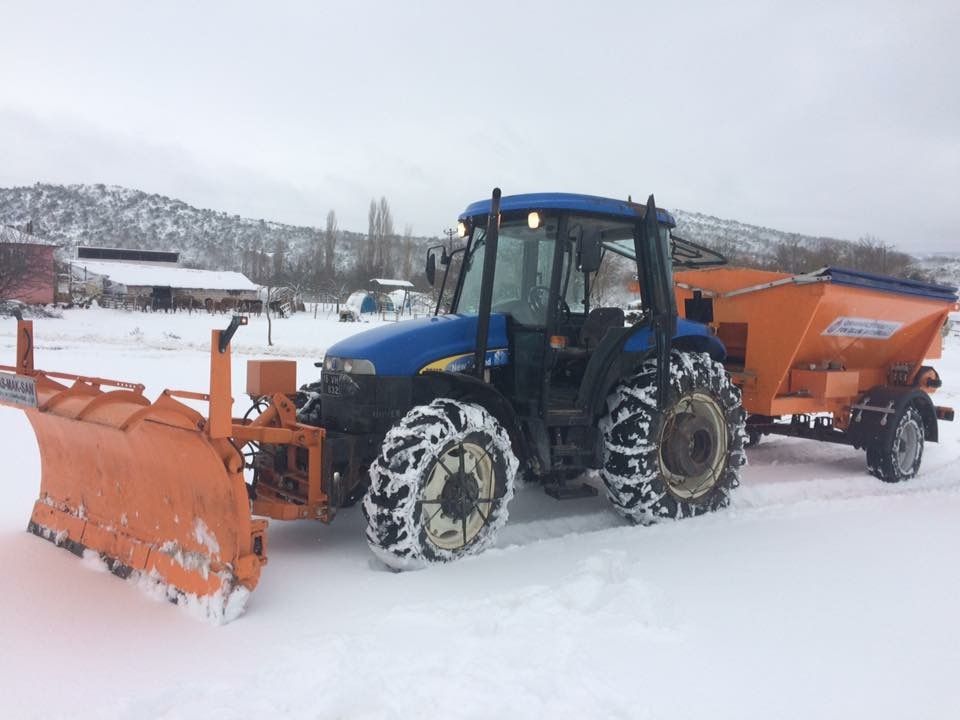 BELEDİYE EKİPLERİ GECE BOYU KAR TEMİZLEME ÇALIŞMASI YAPTI 