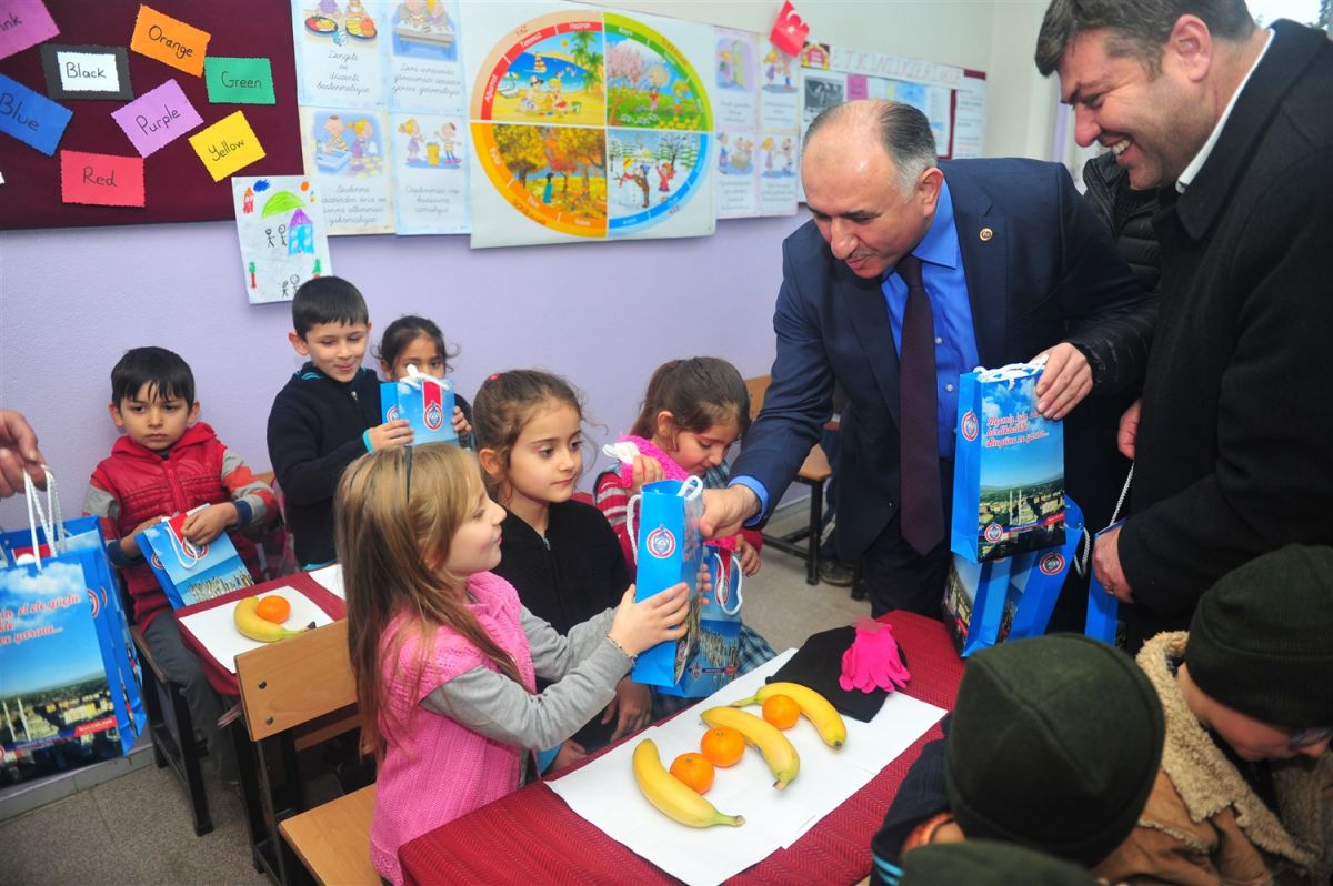 BAŞKAN ÇAĞLAYAN'DAN MİNİK ÖĞRENCİLERE ATKI-BERE VE ELDİVEN HEDİYE ETTİ 