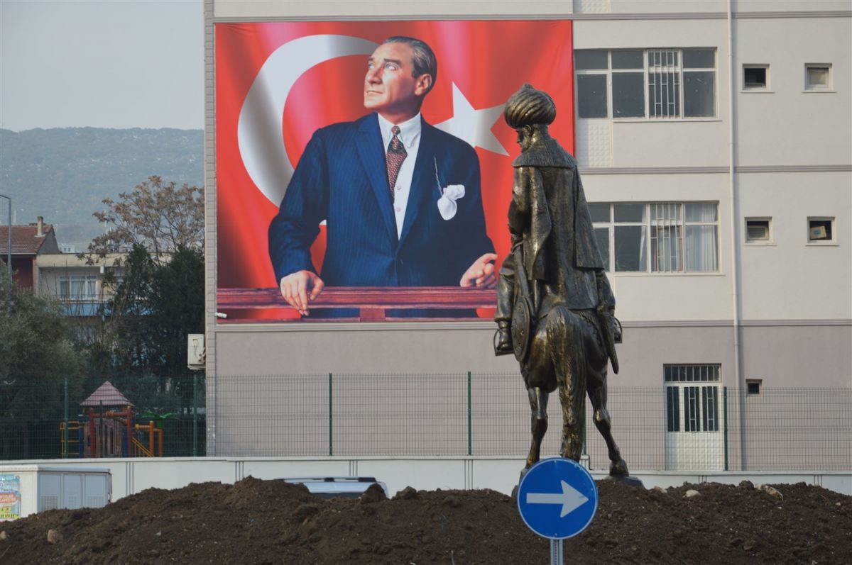 BELEDİYEDEN OKUL DUVARINA DEV TÜRK BAYRAĞI VE ATATÜRK PORTRESİ 
