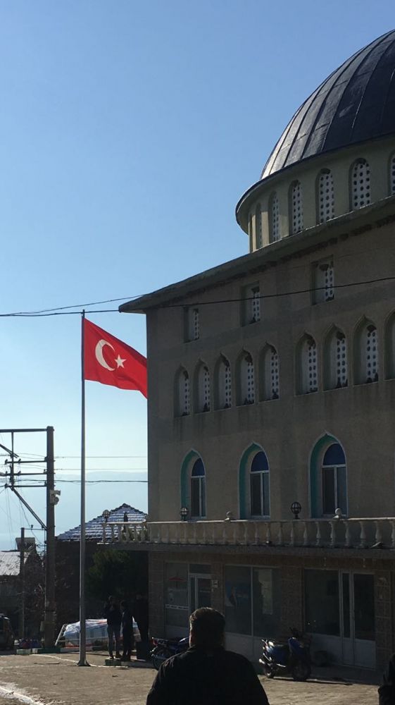 DIŞ MAHALLELERİMİZE YENİ BAYRAK DİREKLERİ DİKİLDİ 