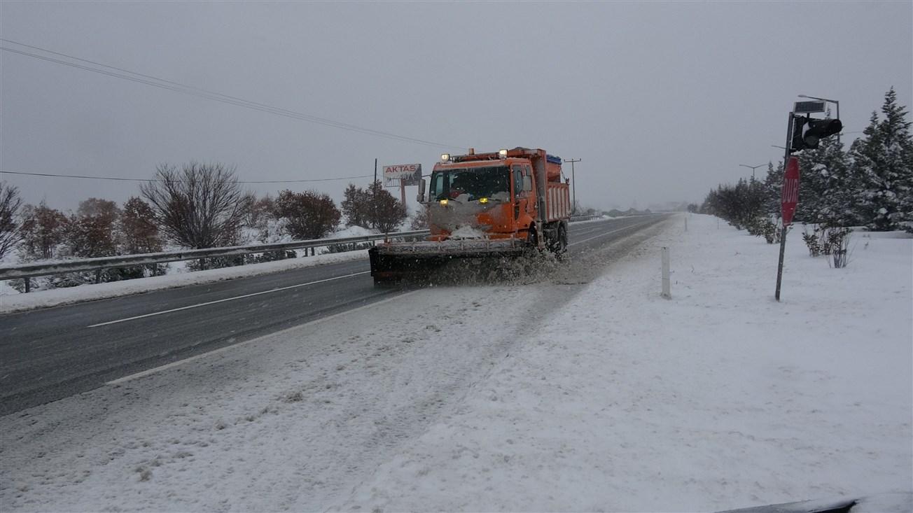 BELEDİYE EKİPLERİ GECE BOYU KAR TEMİZLİĞİNDE 