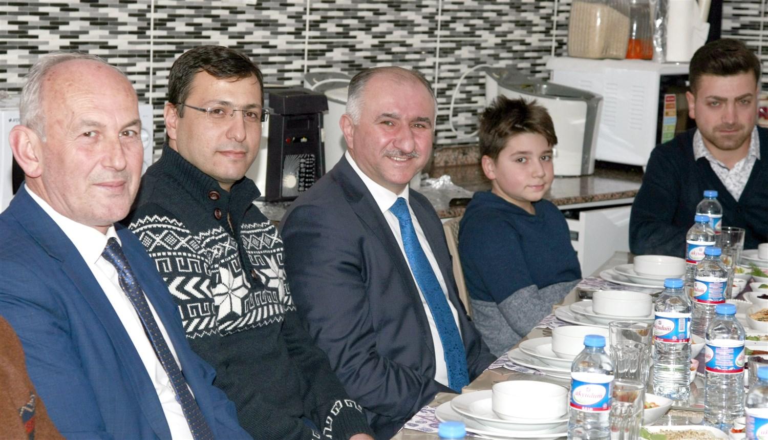 PROTOKOL ÜYELERİ AŞÇI ÇIRAĞI KURSİYERLERİNİN YEMEĞİNE KATILDI 