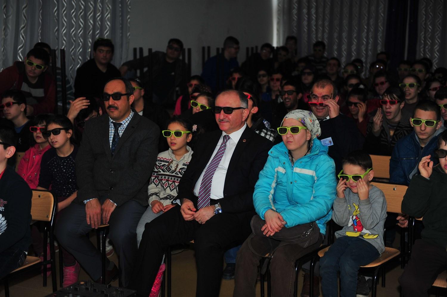 BAŞKAN ÇAĞLAYAN ENGELLİLER OKULUNDA ÖĞRENCİLERLE 3D SİNEMA İZLEDİ 